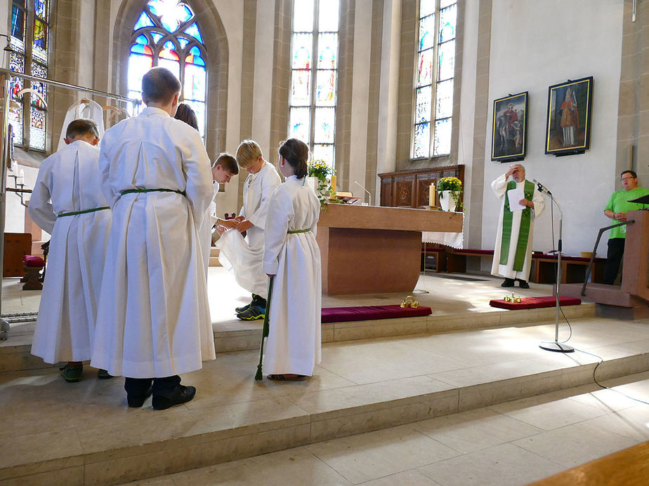 Die neuen Messdiener in St. Crescentius (Foto: Karl-Franz Thiede)